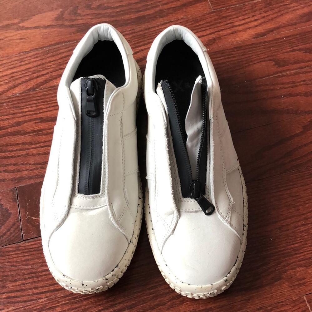 oXs Rubber Zipper Pull Off White Sneakers